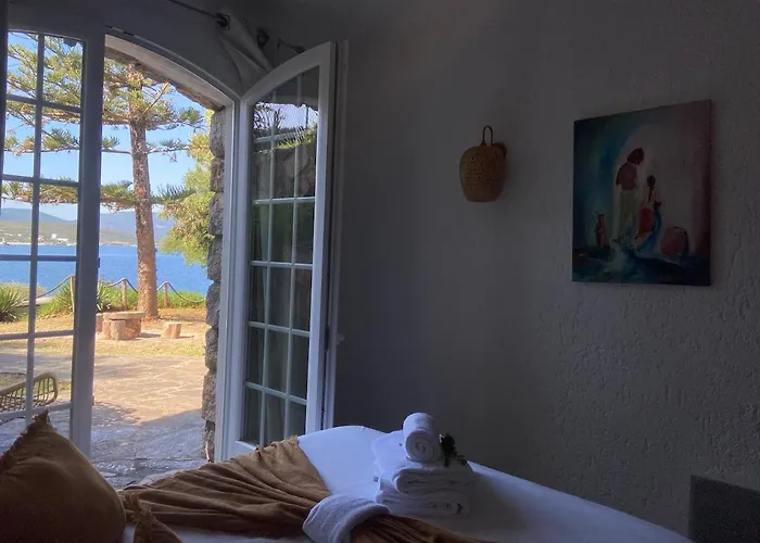 Villa, Domaine De L'ogliastru * Olmeto (Corsica)